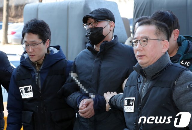 서울 강북삼성병원 신경정신과에서 의사를 흉기로 살해한 피의자 박모씨(30)가 2일 오후 서울 서초구 서울중앙지방법원에서 열린 구속 전 피의자심문(영장심사)에 출석하고 있다. 박씨는 진료 도중 흉기를 휘두르기 시작해, 놀라서 도망치다가 복도에서 넘어진 의사의 가슴 부위를 수차례 찌른 것으로 전해졌다. 2019.1.2/뉴스1 © News1