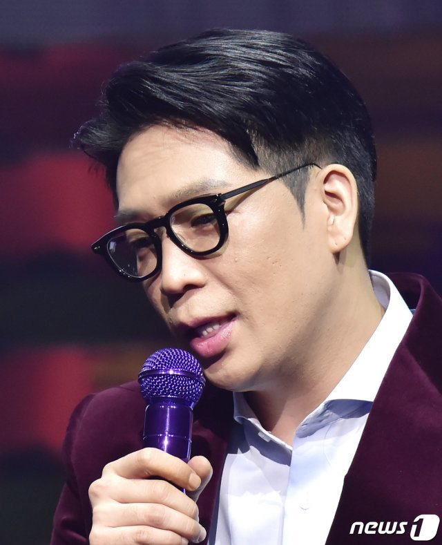 래퍼 MC몽이 25일 오후 서울 광진구 YES24 라이브홀에서 열린 음감회에 참석해 인사말을 하고 있다. MC몽은 지난 2010년 병역 기피 혐의로 논란이 되며 방송활동을 중단했다. 법원은 2012년 그에게 무혐의 판결을 내렸지만, 입대를 연기하려 했다는 이유로 집행유예를 선고했다. 2019.10.25/뉴스1 © News1