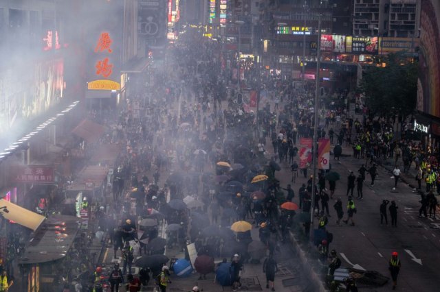 10월 20일 홍콩 시위대와 진압 경찰이 네이선거리에서 충돌했다. 사진출처 | (GettyImages)/코리아
