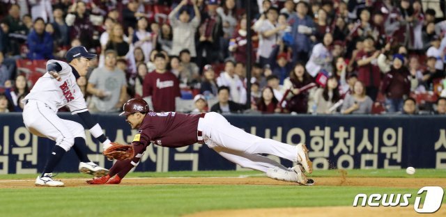23일 오후 서울 잠실야구장에서 열린 프로야구 2019 신한은행 마이카 KBO리그 한국시리즈 2차전 키움 히어로즈와 두산 베어스의 경기에서 2회초 무사 키움 송성문이 3루타를 친후 3루 베이스에 슬라이딩하고 있다. © News1