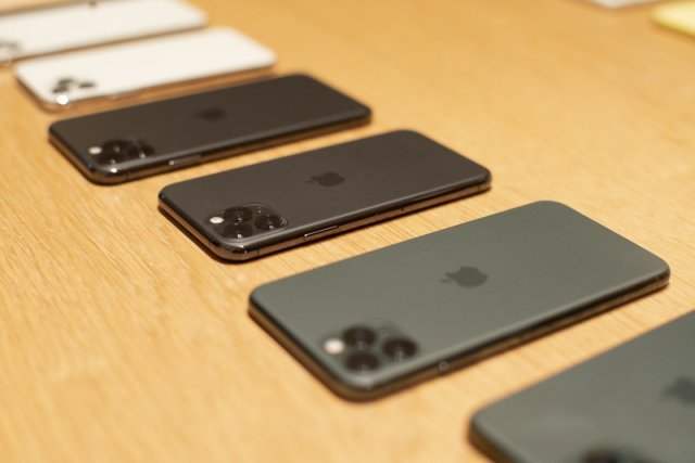아이폰 11 프로(작은 것)와 아이폰 11 프로 맥스 (큰 것) (출처=IT동아)