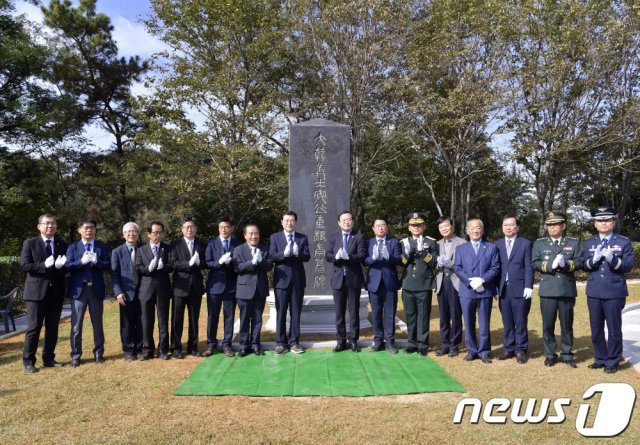 이용섭 광주시장이 25일 오전 북구 중외공원 안중근 의사 동상 앞에서 열린 안중근 의사 숭모비 제막식에 참석해 제막 행사를 마친 뒤 김동찬 광주시의회의장, 장휘국 시교육감, 안중근의사 숭모회원 등 내빈들과 기념촬영을 하고 있다.(광주시 제공)2019.10.25/뉴스1 © News1
