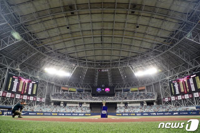 25일 오후 서울 구로구 고척스카이돔에 프로야구 2019 신한은행 마이카 KBO리그 한국시리즈 3차전 두산 베어스와 키움 히어로즈의 경기를 앞두고 우승 트로피가 놓여져 있다. 2019.10.25/뉴스1 © News1