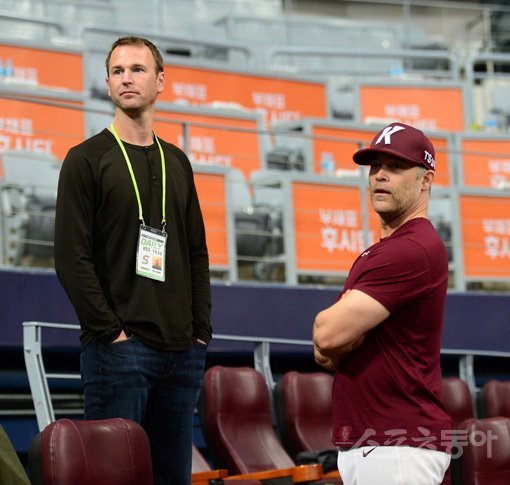 25일 서울 고척스카이돔에서 '2019 신한은행 MY CAR KBO 포스트시즌' 두산 베어스와 키움 히어로즈의 한국시리즈 3차전이 열렸다. 전 넥센 선수 밴헤켄이 키움 나이트 코치와 이야기하고 있다. 고척｜김종원 기자 won@donga.com