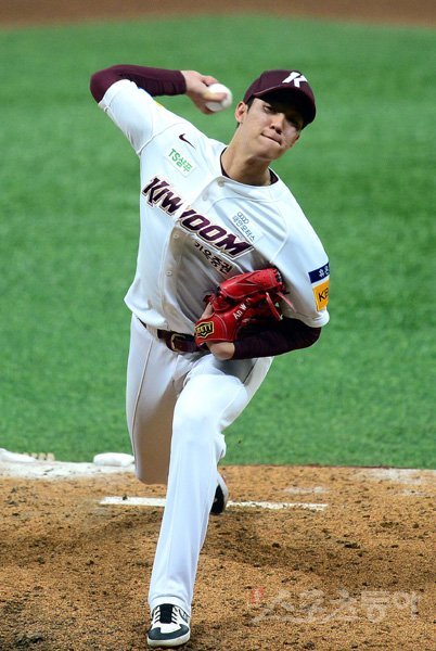 25일 서울 고척스카이돔에서 '2019 신한은행 MY CAR KBO 포스트시즌' 두산 베어스와 키움 히어로즈의 한국시리즈 3차전이 열렸다. 키움 안우진. 고척｜김종원 기자 won@donga.com