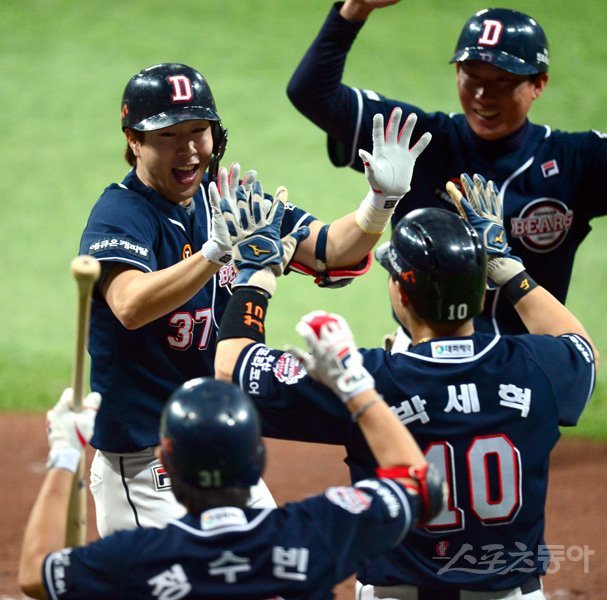 25일 서울 고척스카이돔에서 '2019 신한은행 MY CAR KBO 포스트시즌' 두산 베어스와 키움 히어로즈의 한국시리즈 3차전이 열렸다. 3회초 무사 3루 두산 박건우가 좌월 투런 홈런을 날리고 그라운드를 돌아 홈인해 하이파이브 하고 있다. 고척｜김종원 기자 won@donga.com