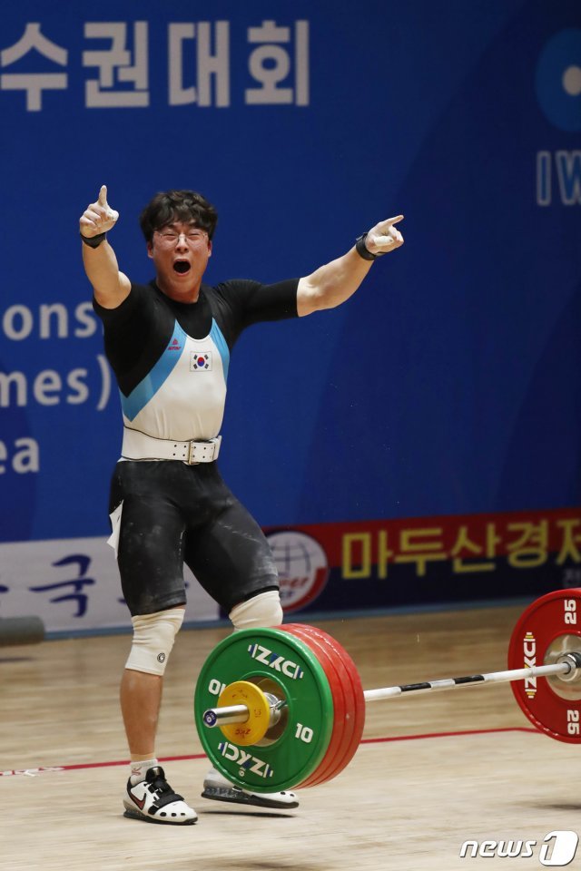 염다훈이 선수는 남측 선수단 최초 합계 금메달로 이날 처음 평양에 애국가를 울렸다. © News1 사진공동취재단