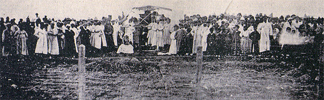 만세운동을
 하다가 일본 군경의 총격에 살해된 한국인들의 장례식. 사진은 3·1운동 영문화보집 ‘조선독립운동(The Korean 
Independence Movement)’에 수록된 것으로 어떤 지역에서 벌어진 참사인지는 밝히지 않고 있다. 박환 제공