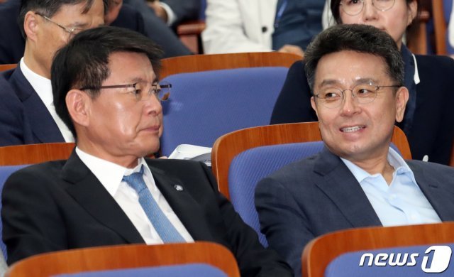 서삼석·이철희 더불어민주당 의원이 25일 서울 여의도 국회에서 열린 의원총회에서 대화를 하고 있다. 2019.10.25/뉴스1 © News1