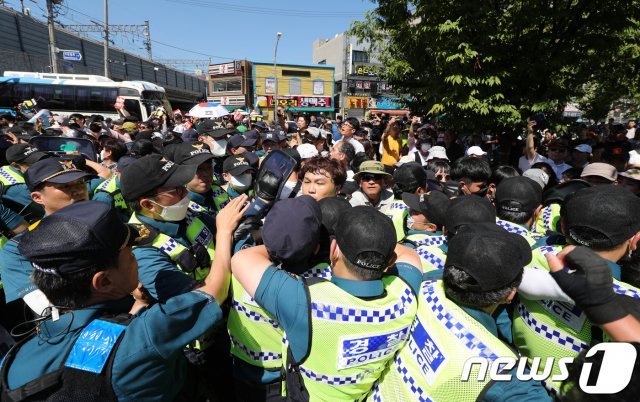 인천시 동인천역 북광장에서 지난해 9월8일 열린 인천퀴어문화축제에서 축제를 반대하는 시민단체들이 축제장 진입을 시도하고 있다.2018.9.8/뉴스1 © News1