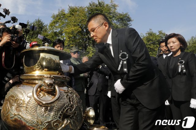 황교안 자유한국당 대표가 26일 서울 동작구 국립서울현충원에서 열린 고 박정희 전 대통령 서거 40주기 추도식에서 박 전 대통령 묘소에 분향하고 있다. 2019.10.26/뉴스1 © News1