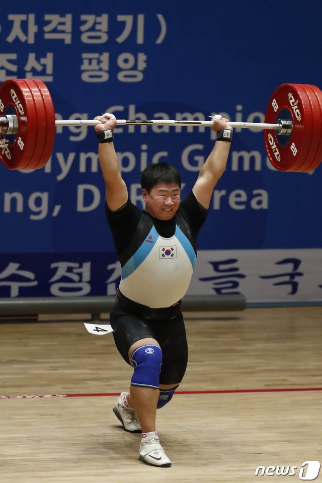 주니어 남자 102㎏급에 출전한 김경환이 인상 145㎏, 용상 175㎏, 합계 320㎏을 들어올리며 인상 2위, 용상 3위 합계 2위를 기록했다. 2019.10.26/뉴스1 © News1 사진공동취재단