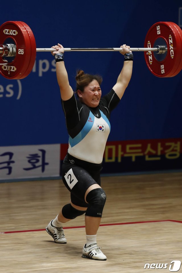 장현주(공주시청)가 인상 95㎏, 용상 120㎏, 합계 315㎏을 들어올리며 각 부문 동메달을 추가했다. 2019.10.26/뉴스1 © News1 사진공동취재단