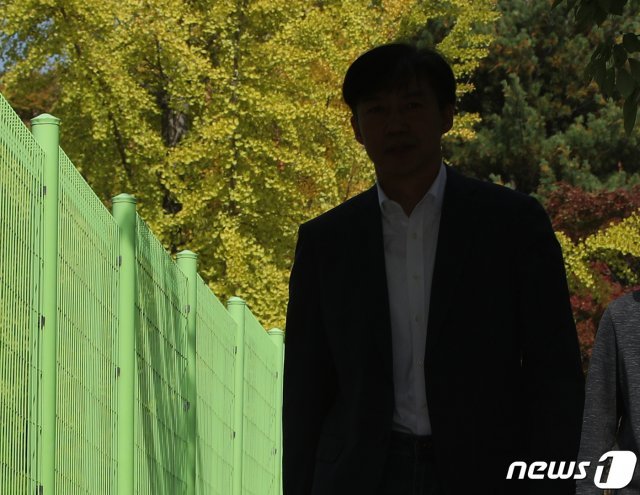 조국 전 법무부 장관이 24일 오전 경기 의왕시 서울구치소를 나서고 있다. © News1