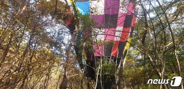27일 오전 9시40분쯤 충북 제천시 청풍면 학현리 작은동산 능선에서 캠핑 관련 업체가 시험비행을 하던 열기구가 추락했다.(학현리자율방범대 제공). © 뉴스1