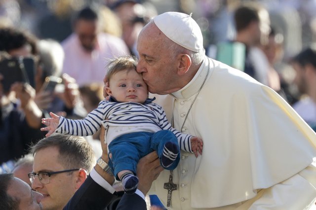 23일(현지 시간) 바티칸 성베드로 광장에서 프란치스코 교황이 수요 일반 알현에 참석한 어린이에게 뽀뽀하고 있다. 바티칸=AP 뉴시스