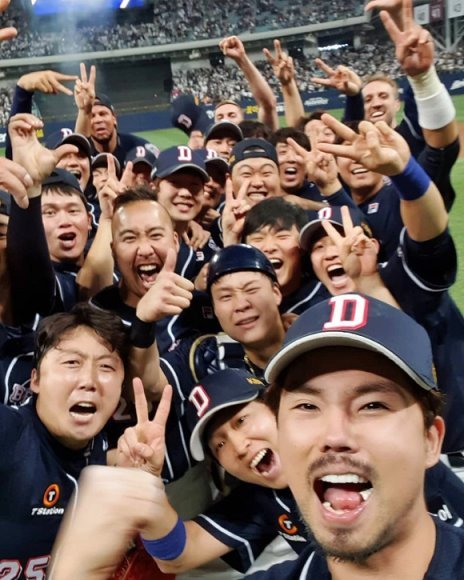 한국시리즈 우승 직후 두산 베어스 선수들이 오재원의 휴대전화로 셀카를 찍고 있다. 사진출처 오재원 인스타그램