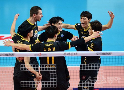 27일 서울 장충체육관에서 열린 ‘도드람 2019~2020 V-리그‘ 남자부 KB손해보험과 우리카드 경기에서 KB손해보험 김정호가 득점에 성공한 후 기뻐하고 있다. 장충｜김종원 기자 won@donga.com