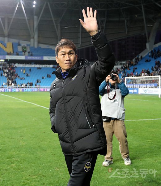 27일 인천축구전용경기장에서 열린 ‘하나원큐 K리그1 2019’ 수원 삼성과 인천 유나이티드의 경기에서 인천이 후반 추가시간에 터진 극적인 동점골로 1-1 무승부를 기록했다. 경기 후 인천 유상철 감독이 팬들에게 손을 흔들어 인사를 하고 있다. 인천｜김진환 기자 kwangshin00@donga.com