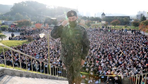 그룹 빅뱅의 지드래곤이 전역일인 26일 경기 용인 지상작전사령부 앞에서 3000여 팬들의 환영을 받고 있다. 용인｜김진환 기자 kwangshin00@donga.com