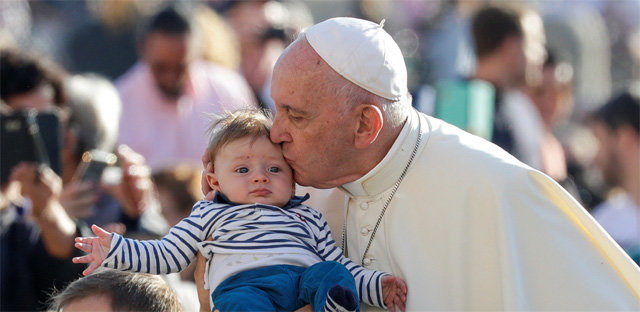 23일(현지 시간) 바티칸 성베드로 광장에서 프란치스코 교황이 수요 일반 알현에 참석한 어린이에게 뽀뽀하고 있다. 바티칸=AP 뉴시스