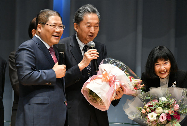하토야마 유키오 전 일본 총리(가운데)와 부인 미유키 여사(오른쪽)가 27일 새에덴교회 초청으로 예배에 참석해 기념 꽃다발을 받은 뒤 소강석 담임 목사와 교회 신도에게 소감을 밝히고 있다. 새에덴교회 제공