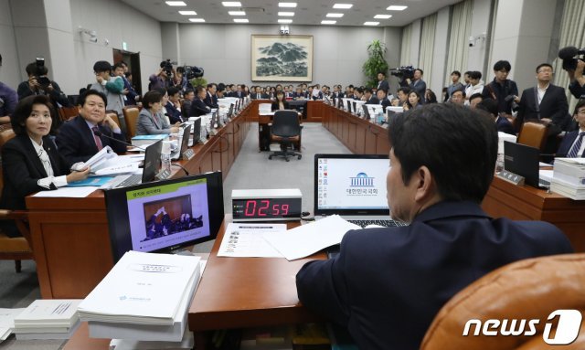 25일 오후 서울 여의도 국회에서 열린 운영위원회의. 2019.10.25/뉴스1 © News1