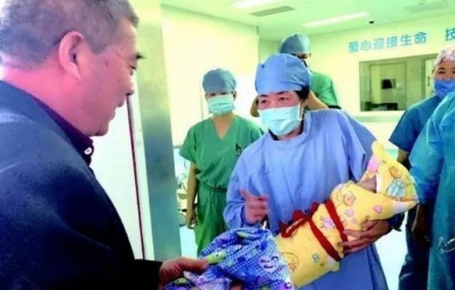 의료진이 아이 아버지인 황모씨에게 아이를 건네고 있다 - 웨이보 갈무리