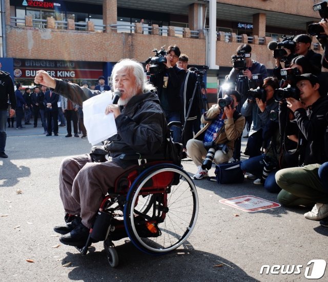 전국장애인차별철폐연대가 28일 오후 서울 서초구 반포동 강남고속버스터미널 경부선 광장에서 정부의 ‘제3차 교통약자 이동편의증진계획’ 아래 추진 중인 ‘휠체어 탑승가능 고속버스’ 시범사업을 반기면서 “교통약자법 가치를 예산 문제로 훼손하지 말라“고 기자회견을 열고 있다.  2019.10.28/뉴스1 © News1