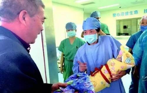 의료진이 아이 아버지인 황모씨에게 아이를 건네고 있다 - 웨이보 갈무리