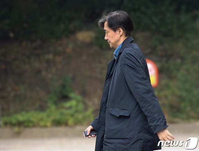 조국 전 법무부 장관이 28일 오후 서울 서초구 자택을 나서고 있다. 2019.10.28/뉴스1 © News1