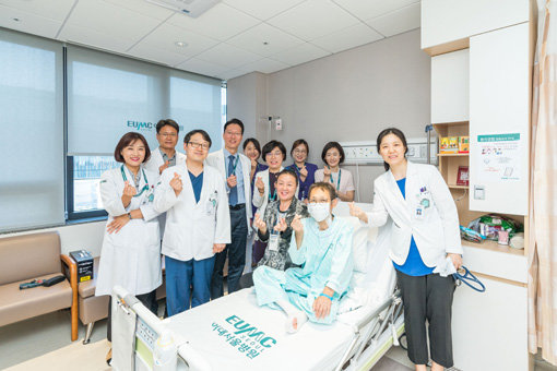신장 이식 수술을 성공적으로 받은 김관회 씨와 이대서울병원 의료진이 기념촬영을 하고 있다. 사진제공｜이대서울병원