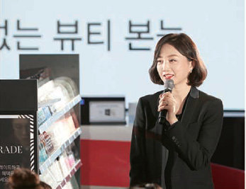세포라에 대해 소개하고 있는 세포라 코리아 김동주 대표.