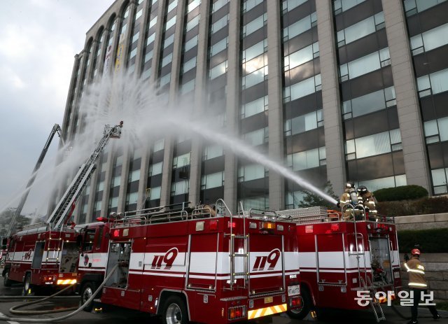 28일 오후 서울 종로구 계동 현대사옥에서 열린 2019 재난대비 긴급구조종합훈련에서 테러에 의한 대형 화재 상황을 가정한 인명구조 및 화재진압 훈련이 실시되고 있다.