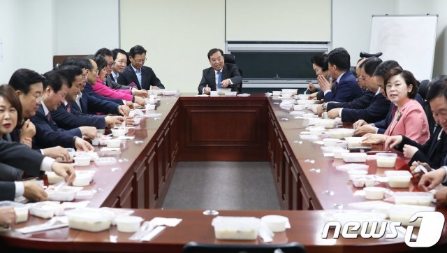 지난 2018년 11월6일 김병준 당시 자유한국당 비상대책위원장이 초선의원들과 조찬 모임을 갖고 있다.© News1