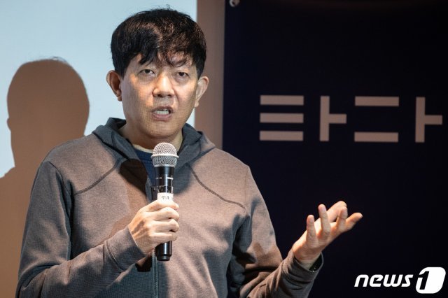 이재웅 쏘카 대표가 지난 2월 21일 서울 성동구 헤이그라운드에서 열린 타다 미디어데이에서 택시 협업 모델 ‘타다 프리미엄’에 대한 취재진 질문에 답하고 있다. News1