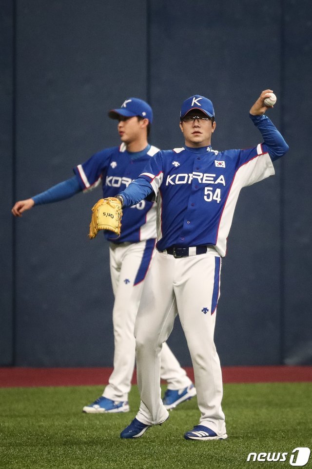 2019 세계야구소프트볼연맹(WBSC) 프리미어12 참가를 앞둔 야구 국가대표팀 양현종이 28일 오후 서울 구로구 고척스카이돔에서 훈련하고 있다.  © News1