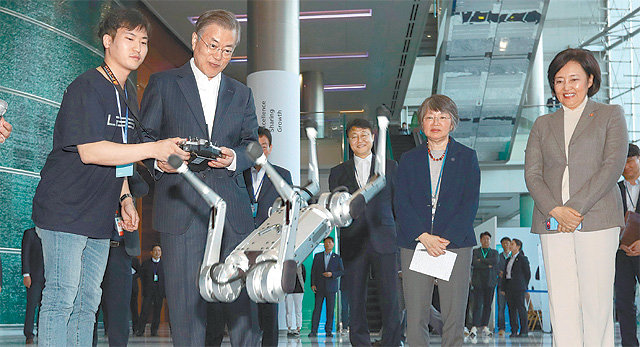 문재인 대통령이 28일 서울 코엑스에서 열린 인공지능(AI) 업계 콘퍼런스인 ‘데뷰(DEVIEW·Developer’s View) 2019’ 행사 부스를 방문해 다리가 4개 달린 보행 로봇을 직접 조종하고 있다. 청와대사진기자단