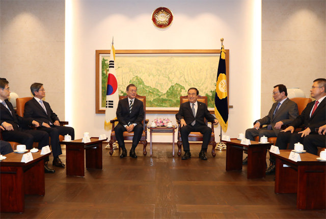 문재인 대통령(왼쪽에서 세 번째)이 22일 시정연설을 앞두고 국회의장 접견실에서 국회의장단, 여야 대표들과 환담을 나누고 있다. 뉴시스