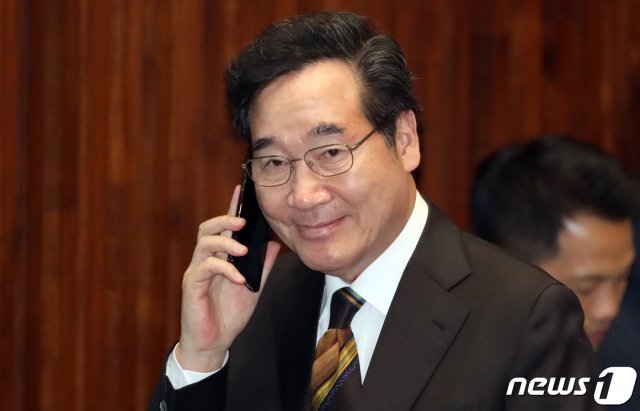 이낙연 국무총리가 28일 서울 여의도 국회에서 열린 예산결산위원회 전체회의 시작전 전화통화를 하고 있다. 2019.10.28/뉴스1 © News1