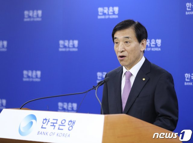 이주열 한국은행 총재가 16일 서울 중구 한국은행에서 기준금리 인하 관련 브리핑을 하고 있다. 이날 한은 금융통화위원회는 기준금리를 현 수준(1.50%)보다 0.25%포인트 낮춘 연 1.25%로 통화정책을 운용하기로 했다. 이는 2017년 11월 기록한 사상최저 금리와 같은 수준이다. 2019.10.16/뉴스1 © News1