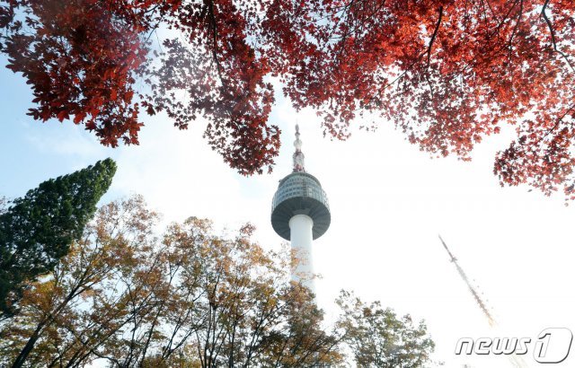 전국이 대체로 맑고 선선한 가을 날씨를 보인 27일 서울 중구 N서울타워에서 바라본 남산에 단풍이 울긋불긋 물들어 있다. 2019.10.27/뉴스1 © News1
