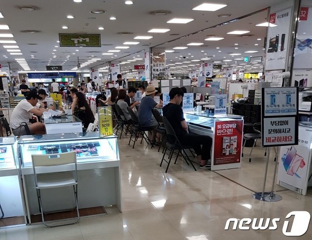 국내 유명 휴대폰 집단상가 신도림 테크노마트 9층. © 뉴스1