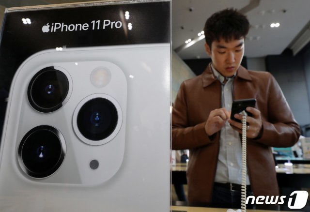 아이폰11 국내 정식 출시일인 25일 오전 서울 광화문 KT스퀘어에서 고객들이 아이폰11을 살펴보고 있다. © 뉴스1