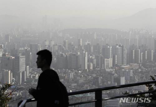 중부지방을 중심으로 미세먼지 농도가 ‘나쁨’ 수준을 보이고 있는 29일 오전 서울 중구 남산에서 바라본 서울 도심이 뿌옇다. 사진=뉴시스