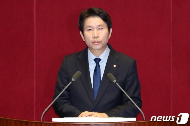 이인영 더불어민주당 원내대표가 지난 28일 오전 서울 여의도 국회 본회의장에서 열린 제371회국회(정기회) 제7차 본회의에서 교섭단체 대표연설을 하고 있다. © News1