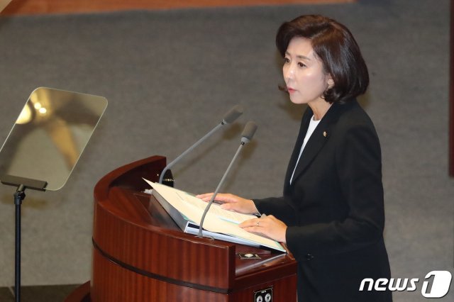 나경원 자유한국당 원내대표가 29일 오전 서울 여의도 국회 본회의장에서 열린 제371회국회(정기회) 제8차 본회의에서 교섭단체 대표연설을 하고 있다. 2019.10.29/뉴스1 © News1