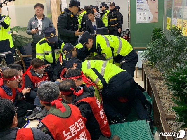 해직된 전국교직원노동조합(전교조) 교사 18명이 전교조 법외노소 취소와 복직 등을 요구하며 서울고용노동청 건물 안에서 농성을 벌이다 29일 경찰에 연행됐다(전국민주노동조합총연맹 제공).2019.10.29/뉴스1© News1