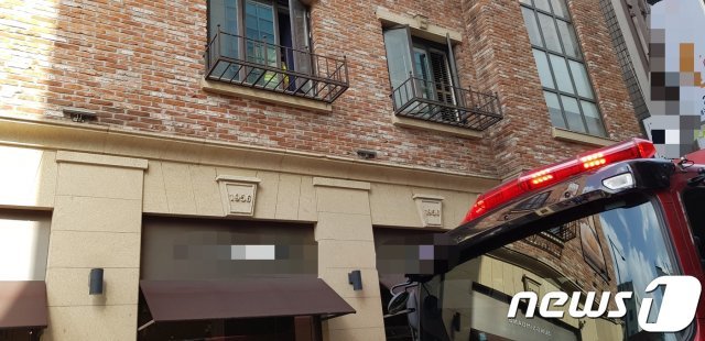 29일 오전 10시 54분께 대전 중구의 한 3층짜리 건물 2층 음식점에서 불이 나 119 소방대원들이 진화작업을 하고 있다.© 뉴스1