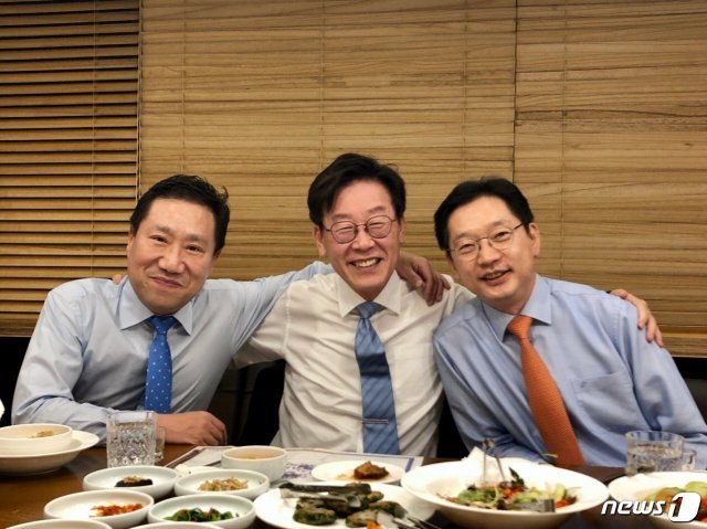 양정철 민주연구원장과 이재명 경기지사, 김경수 경남지사가 28일 저녁 경기 수원시 모처에서 저녁식사를 하고 있다(사진=민주연구원 측 제공)© 뉴스1